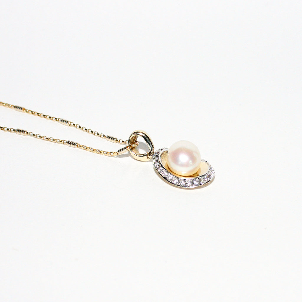 PEARL ON A SHELL PENDANT